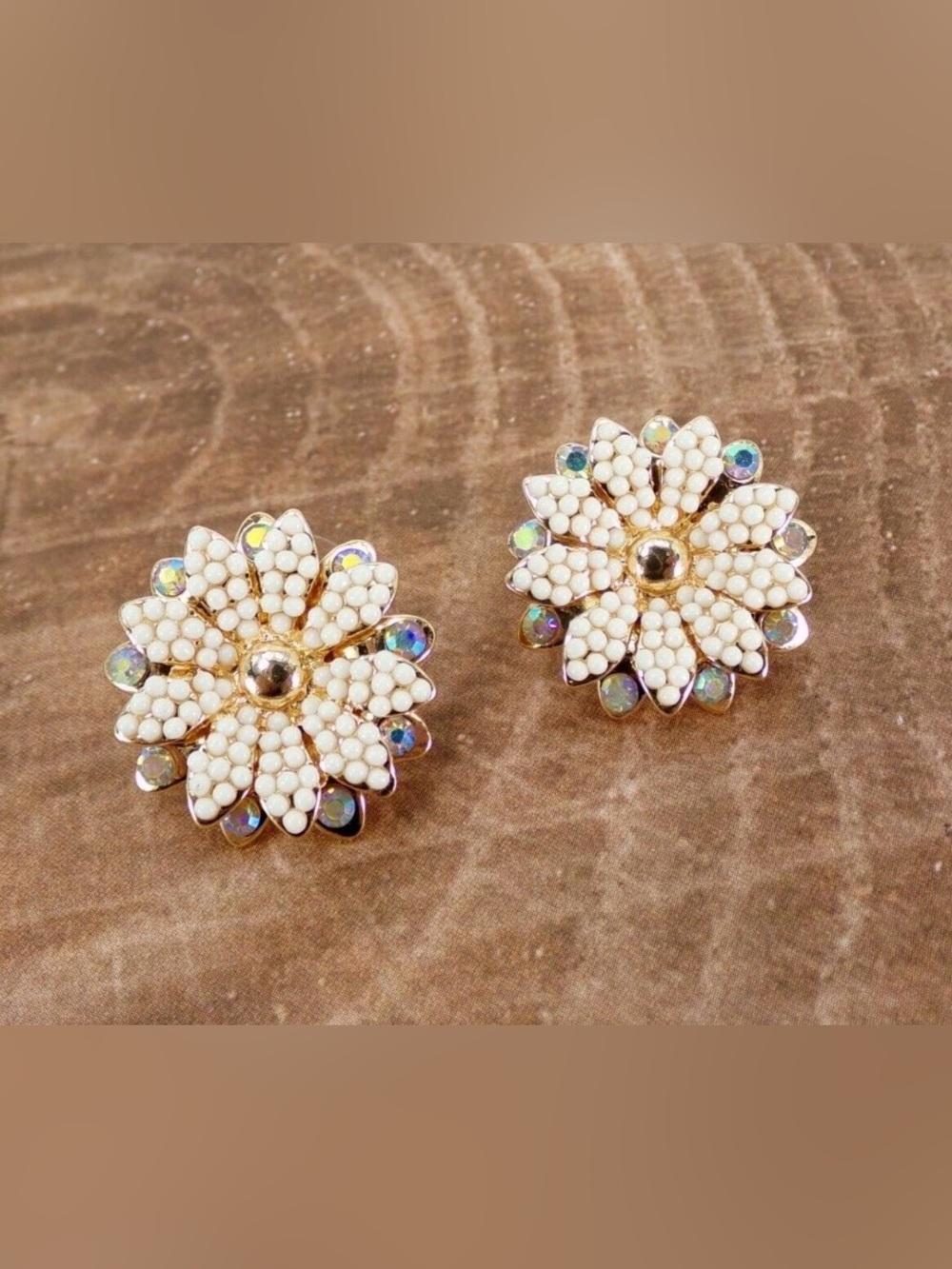 Pretty white flower earrings with white beads and crystals in gold setting NEW